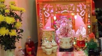 Vì sao người giàu thường đặt bình hoa bên trái bàn thờ khi thắp hương?