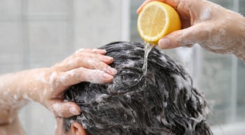 Gội đầu bằng chanh đúng cách: Mẹo sạch gàu, tóc mượt bóng nhanh gọn tại nhà