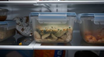 Nhiều người vẫn trữ đầy tủ lạnh mà không biết: Những thực phẩm càng để lâu càng hại sức khỏe