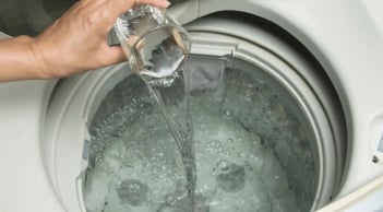 Vì sao nên đổ giấm trắng vào máy giặt?