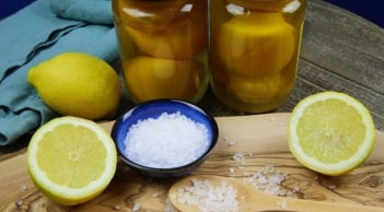 5 người không nên uống nước chanh muối