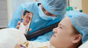 Trường Giang bật khóc xin lỗi vợ