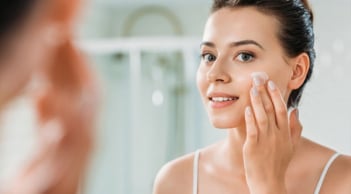 Vì sao phụ nữ ở mọi độ tuổi nên duy trì thói quen dùng kem dưỡng ban đêm?