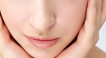 5 cách tự nhiên giúp làm mờ nếp nhăn khi cười và vùng mắt hiệu quả tại nhà