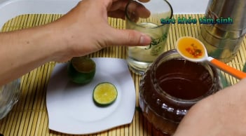 5 người không nên uống nước chanh mật ong