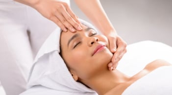 Hướng dẫn massage da mặt giúp tăng đàn hồi và làm mờ nếp nhăn tự nhiên