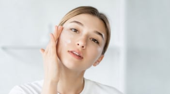 Quy trình chống lão hóa buổi sáng tối giản: 3 bước gọn nhẹ nhưng hiệu quả lâu dài