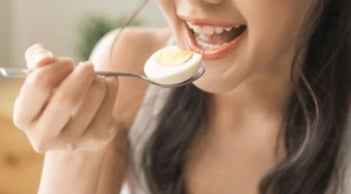 Người bị bệnh tuyến giáp nên cẩn trọng khi ăn trứng