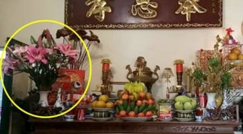 Vì sao người giàu luôn đặt bình hoa bên trái bàn thờ khi thắp hương?