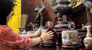 Chuyên gia hướng dẫn các bước bao sái bàn thờ đúng chuẩn, lau bát hương đầu tiên là sai