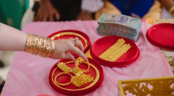 Giá vàng tăng vọt: Được họ hàng, bạn bè mừng cưới bằng vàng, giờ họ kết hôn, nên 'đáp lễ' thế nào?