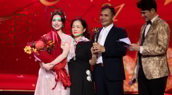 Hoà Minzy thanh minh về khoảnh khắc mời bố mẹ cùng lên sân khấu nhận giải
