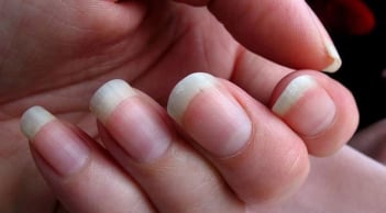 Tận dụng nước vo gạo để giúp móng tay chắc khỏe và bớt giòn gãy