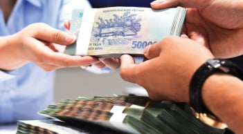 Trả lương từ 5 triệu cho người lao động, doanh nghiệp có bắt buộc chuyển khoản?