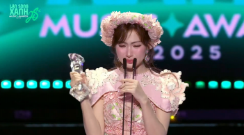 Hòa Minzy bật khóc khi nhắc đến con trai