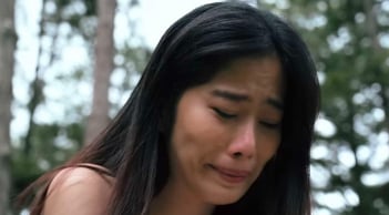 Nam Em lại khóc nức nở khi đi hát