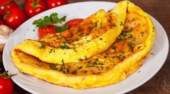 Rán trứng cho thêm vài giọt này trứng nở phồng, 2 quả nhiều ngang 4 quả