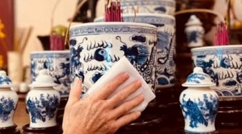 Các chuyên gia phong thủy hướng dẫn cách bao sái bàn thờ, rút tỉa chân nhang đón Tết