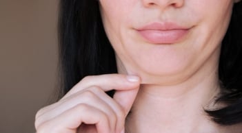 Những thói quen tưởng vô hại nhưng âm thầm làm da mặt chùng nhão