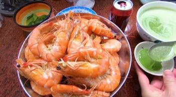 Cách luộc tôm hết sạch mùi tanh, đỏ au, ngọt lịm 10 con như 10