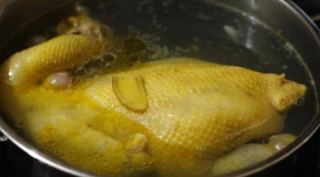 Luộc gà xong đừng vội bày ra đĩa, làm thêm 1 bước gà giòn sần sật, chặt không bị nát