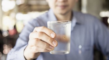 4 cách chữa đau nhức đầu hiệu quả vì say rượu trong bữa tiệc cuối năm