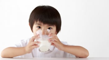 3 khung giờ uống sữa tốt cho sức khỏe