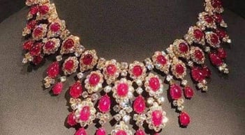 Trắc nghiệm tâm lý: Khi có tiền bạn sẽ mua trang sức gì? Đáp án tiết lộ tính cách và cách tiêu tiền