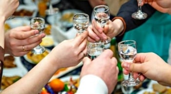 Ăn gì để giải rượu nhanh nhất? 10 thực phẩm giúp đào thải nồng độ cồn hiệu quả