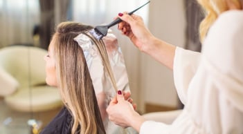 Giữ màu tóc nhuộm rạng rỡ suốt Tết với những mẹo đơn giản