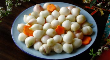 Tết ăn hành muối giúp giải ngấy nhưng có 5 nhóm người cần tránh xa