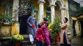 Xông đất đầu năm 2026: Vì sao người Việt thường chọn nam giới? Tuổi đẹp xông đất năm Bính Ngọ