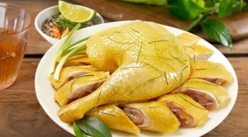 Luộc gà đừng dùng nước lã: Làm cách này để da vàng, thịt ngọt, không đỏ xương