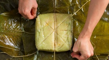 Mẹo cắt bánh chưng nhanh, không làm nát bánh, bung nhân