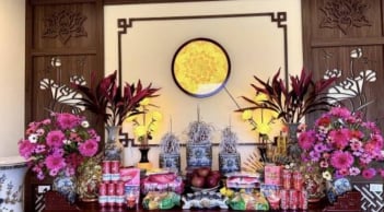 Lọ hoa trên bàn thờ ngày Tết Nguyên đán 2026 đặt bên trái hay bên phải?