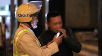 Người uống rượu bia rồi đi bộ về nhà có bị thổi nồng độ cồn?