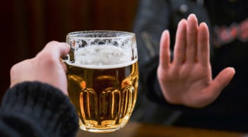 Việc 'ép' buộc người khác uống rượu bia bị phạt như thế nào?