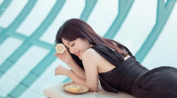 Phong cách trẻ trung ở tuổi 46 của Tần Lam: Bí quyết nằm ở áo dáng ngắn và bảng màu tinh giản