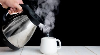 Vì sao nên uống nước ấm sau khi ngủ dậy mỗi sáng?