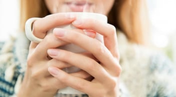 Uống 1 ly nước ấm vào mỗi buổi sáng, bạn sẽ thu về 3 lợi ích vàng cho sức khỏe và sắc đẹp