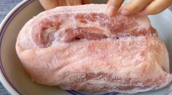 Rã đông thịt siêu tốc chỉ 10 phút: Mẹo đơn giản giúp thịt đông cứng mềm nhanh, không mất chất dinh dưỡng