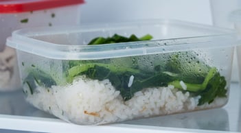 Mang cơm trưa đi làm: 3 món tuyệt đối không để qua đêm kẻo âm thầm hại sức khỏe