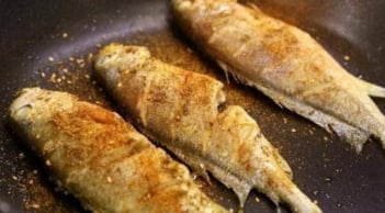 Chiên cá không bắn dầu, không nát: Chuyên gia bật mí mẹo giúp cá vàng giòn, không ngấm dầu