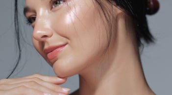 Chăm sóc da mùa nồm ẩm: Làm đúng để da không “quá tải”