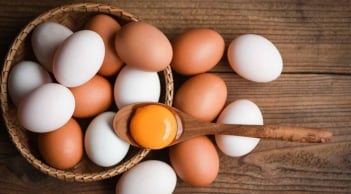 Trộn trứng gà lẫn với trứng vịt nấu có được không?