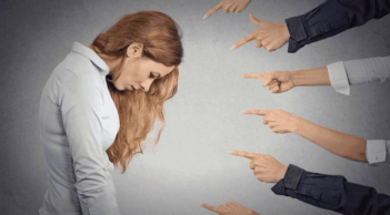 Nhận diện người xấu qua 4 cách nói chuyện đơn giản này