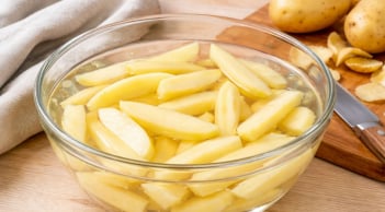 Vì sao nên ngâm khoai tây trong nước trước khi chế biến? Thói quen nhỏ giúp món ăn ngon và an toàn hơn