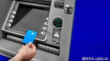 Thẻ ngân hàng bị nuốt? Chỉ cần làm ngay 1 bước này, máy ATM sẽ tự nhả thẻ