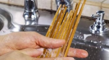 Đũa bị mốc đừng vội vứt: Mẹo đơn giản giúp làm sạch như mới, dùng lại vẫn an toàn