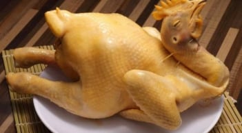 Luộc gà bao nhiêu phút để gà chín đều, không bong da, vàng đẹp dâng bàn thờ?